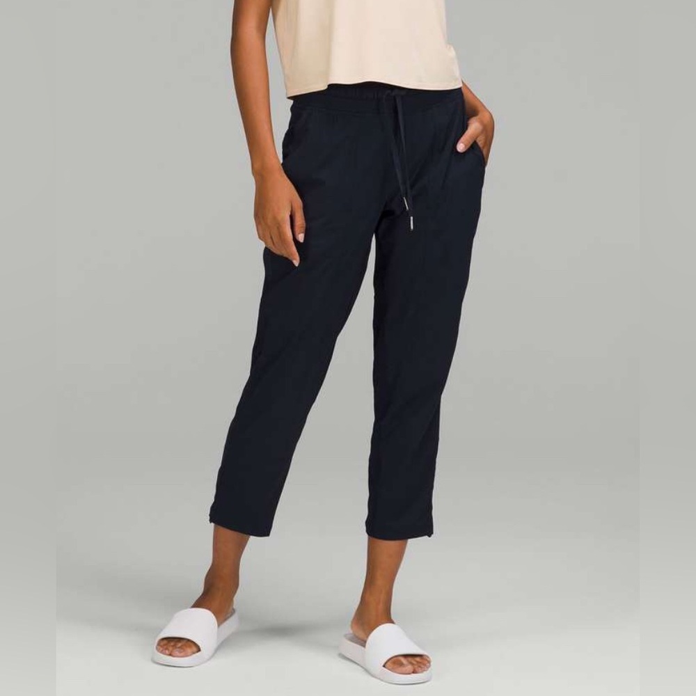 EUC Lululemon Dance Studio Mid Rise Crop in True Navy size 2
